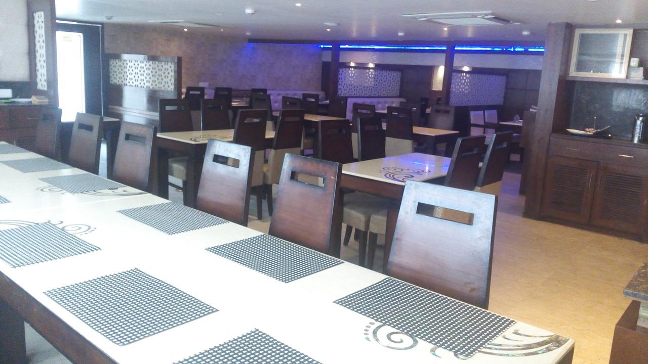Hotel Opulence Pathankot Bagian luar foto